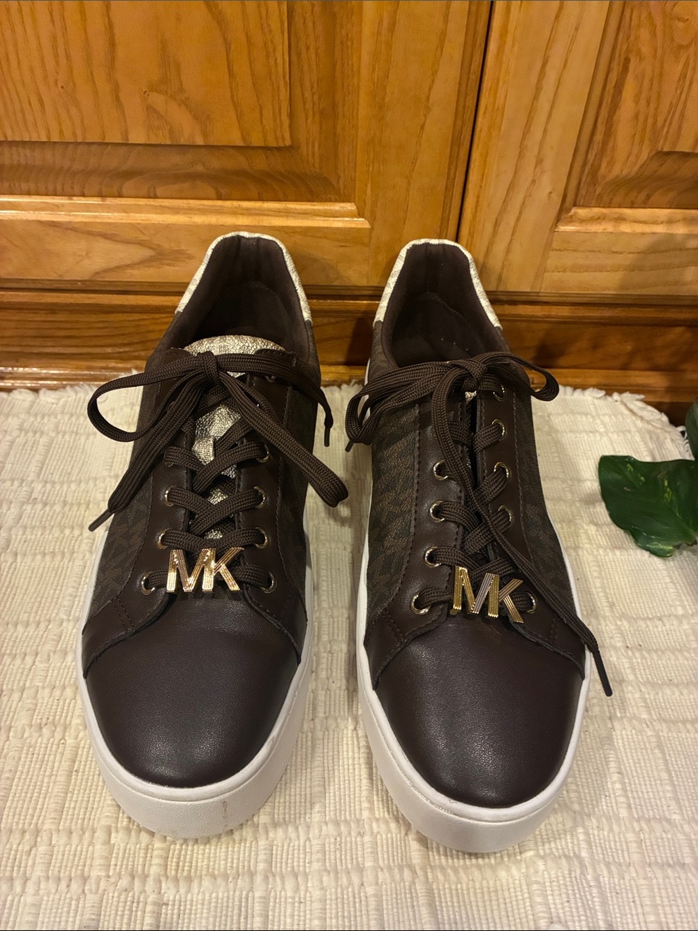 Size 9.5 MICHAEL Michael Kors Poppy Logo Platform Sneaker w/ Gold Accent (ABBA) - Picture 6 of 16